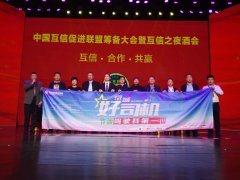 并用摆布手合写了多幅